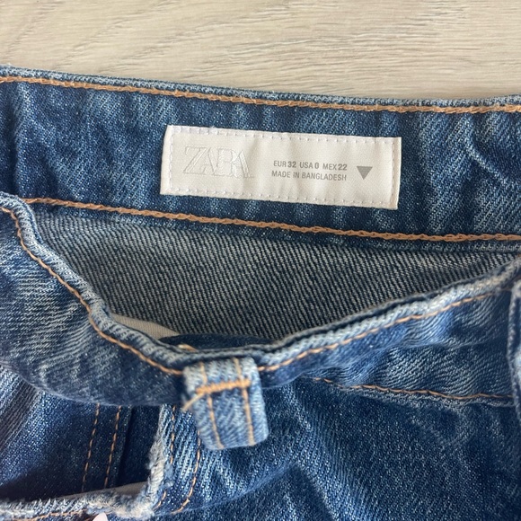 ZARA Mid Rise Barrel Jeans - Picture 2 of 5